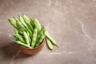 Tablo taze fasulye ile kase