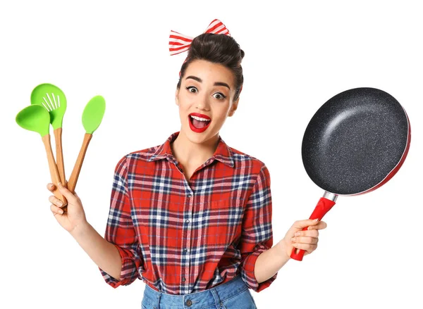 Grappige Jonge Huisvrouw Met Koekenpan Kookgerei Witte Achtergrond — Stockfoto