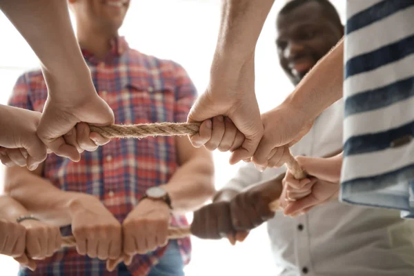 Persone Che Tengono Insieme Corda Sfondo Chiaro Primo Piano Delle — Foto Stock