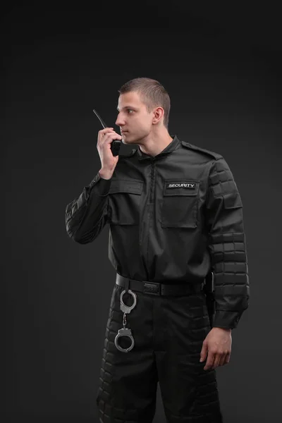 Guardia Seguridad Masculino Usando Transmisor Radio Portátil Sobre Fondo Oscuro — Foto de Stock