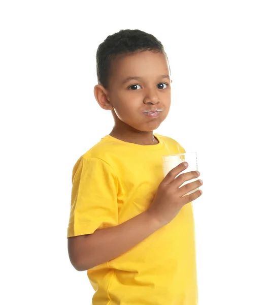Entzückender Afrikanisch Amerikanischer Junge Mit Einem Glas Milch Auf Weißem — Stockfoto