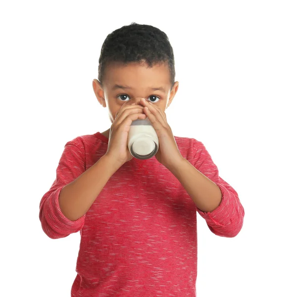 Adorable Niño Afroamericano Con Vaso Leche Sobre Fondo Blanco — Foto de Stock