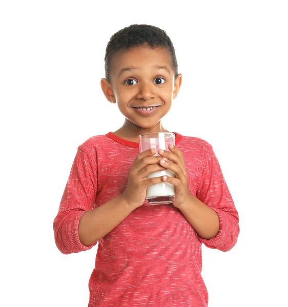 Bedårande Afroamerikansk Pojke Med Glas Mjölk Vit Bakgrund — Stockfoto