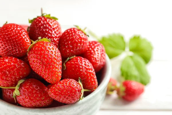 Cuenco Con Fresas Frescas Maduras Mesa Primer Plano — Foto de Stock