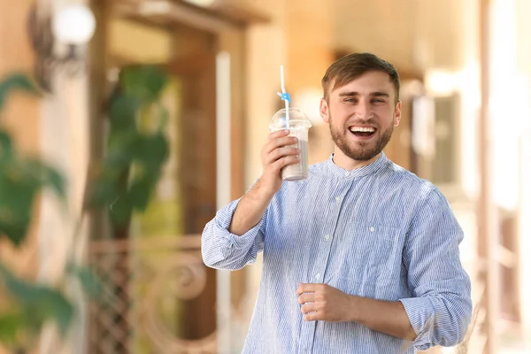 Junger Mann Mit Einer Tasse Leckerem Milchshake Freien — Stockfoto