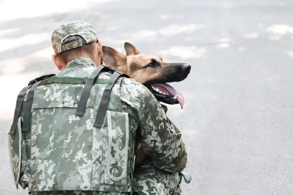 Mann Militäruniform Mit Schäferhund Freien — Stockfoto