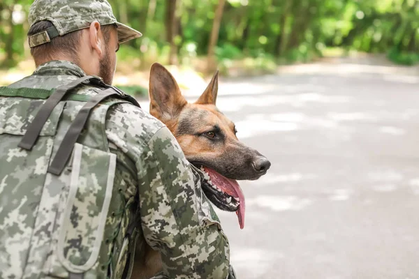 Muž Vojenské Uniformě Venku Psa Německého Ovčáka — Stock fotografie