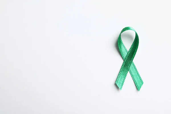 Şerit Beyaz Zemin Üzerine Yeşil Görünümü Top Kanseri Bilinçlendirme — Stok fotoğraf