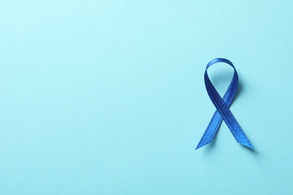 Renk Arka Plan Üstten Görünüm Olarak Blue Ribbon Kanseri Bilinçlendirme — Stok fotoğraf