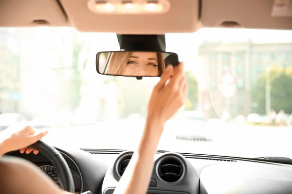 Jovem Mulher Ajustando Retrovisor Espelho Carro — Fotografia de Stock