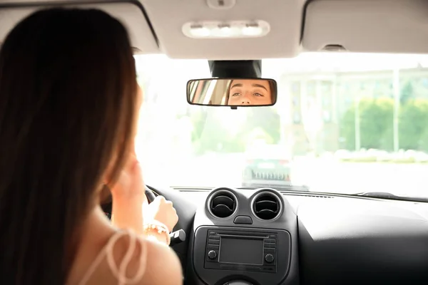 Giovane Donna Guardando Nel Retrovisore Specchio Auto — Foto Stock