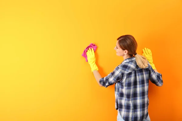 Mujer Joven Limpieza Pared Color Con Trapo — Foto de Stock