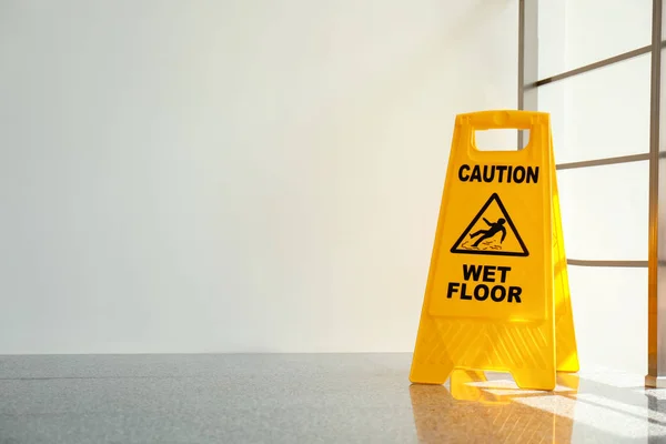 Señal Seguridad Con Frase Precaución Suelo Mojado Interiores Servicio Limpieza — Foto de Stock