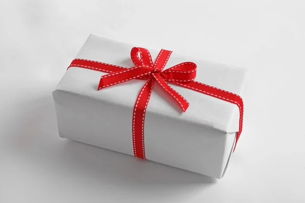 Magnifiquement Emballé Boîte Cadeau Sur Fond Blanc — Photo
