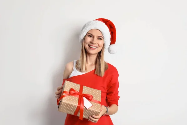 Mujer Joven Con Regalo Navidad Sobre Fondo Blanco — Foto de Stock