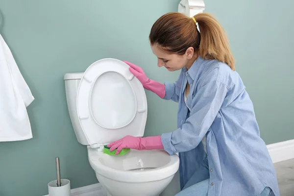 Vrouw Schoonmaken Van Pot Badkamer — Stockfoto