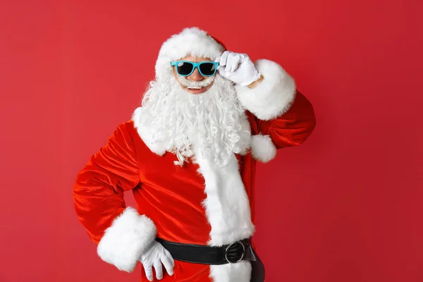 Authentieke Santa Claus Dragen Van Een Zonnebril Kleur Achtergrond — Stockfoto