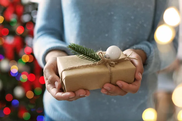 Женщина Коробкой Подарков Рождество Крупным Планом — стоковое фото