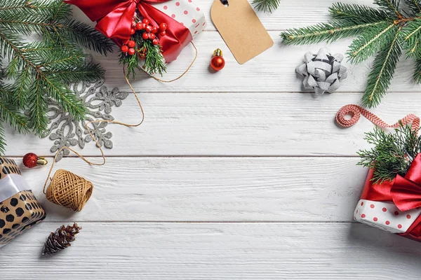 Composición Laica Plana Con Regalos Navidad Decoración Sobre Fondo Madera —  Fotos de Stock