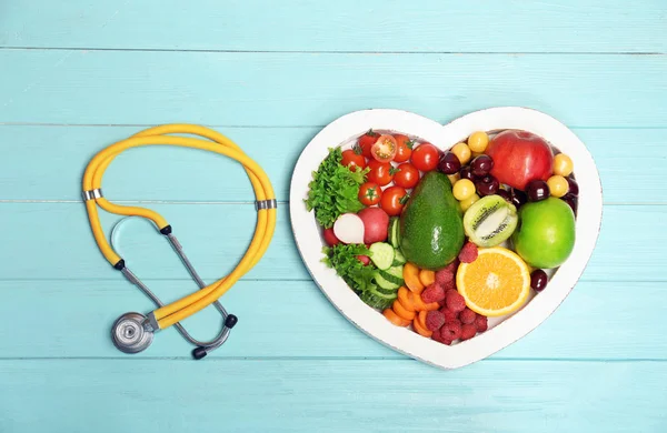 Placa Forma Corazón Con Frutas Frescas Verduras Estetoscopio Sobre Fondo — Foto de Stock