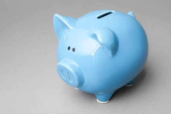 Schattige Blauwe Piggy Bank Grijze Achtergrond — Stockfoto