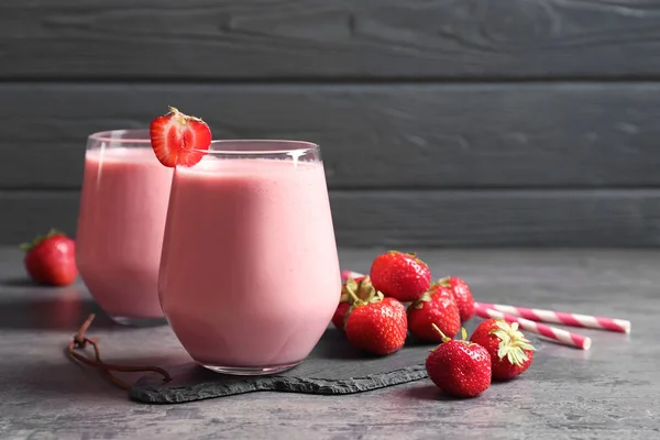 Tasty Natural Strawberry Smoothie Table — Stock Photo, Image