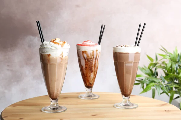 Gläser Mit Leckeren Milchshakes Auf Dem Tisch — Stockfoto