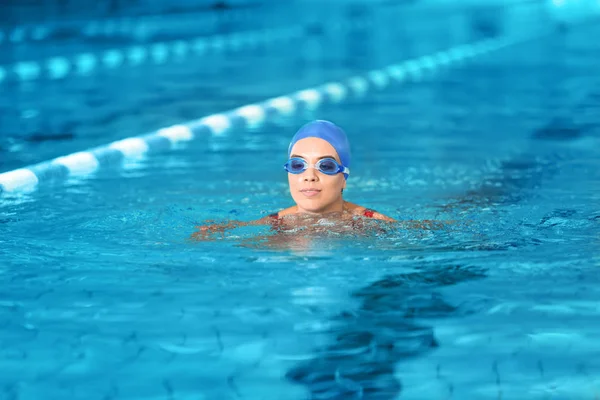 Sportieve Jongedame Zwemmen Zwembad — Stockfoto