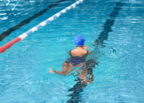 Jeune Femme Athlétique Nageant Dans Piscine — Photo