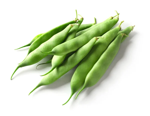 白い背景の上の新鮮な緑の豆の山 — ストック写真