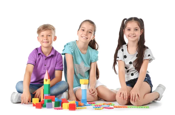 Små Barn Som Leker Tillsammans Vit Bakgrund Inomhus Underhållning — Stockfoto