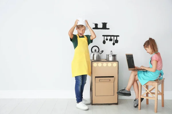 Crianças Brincando Com Brinquedos Papelão Dentro Casa — Fotografia de Stock