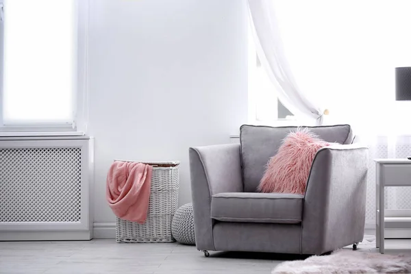 スタイリッシュな客室インテリアにファジィの枕で快適なアームチェアー — ストック写真