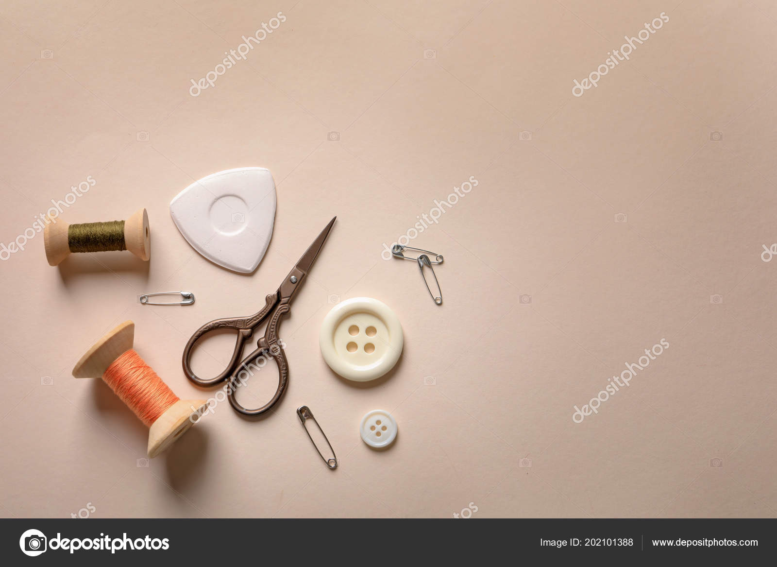 Set Tailoring Accessories Light Background Top View Stock Photo by  ©NewAfrica 202101388