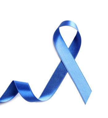 Beyaz arka plan, üstten görünüm olarak blue ribbon. Kanseri bilinçlendirme