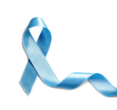Beyaz arka plan, üstten görünüm olarak blue ribbon. Kanseri bilinçlendirme