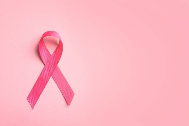 Pembe kurdele renk arka plan, üstten görünüm üzerinde. Kanseri bilinçlendirme