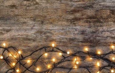 Ahşap arka plan, üstten görünüm parlak Noel ışıkları