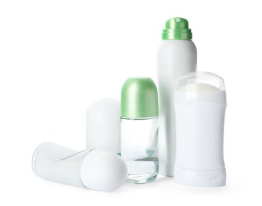 Beyaz arka plan üzerinde farklı deodorantlar. Cilt Bakımı