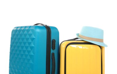 Yeni valiz ve beyaz arka plan üzerinde yolculuk için Paketli şapka