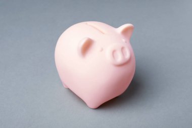 Gri arka plan üzerinde şirin kumbara