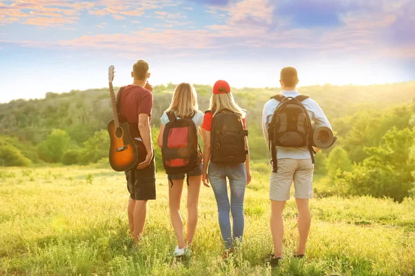 Gruppo Giovani Con Zaini Nel Deserto Campeggi Stagione — Foto Stock