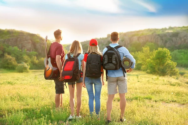 Gruppo Giovani Con Zaini Nel Deserto Campeggi Stagione — Foto Stock