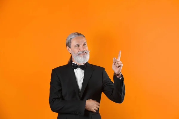 Renk Arka Plan Üzerinde Takım Elbiseli Yakışıklı Sakallı Olgun Adam — Stok fotoğraf