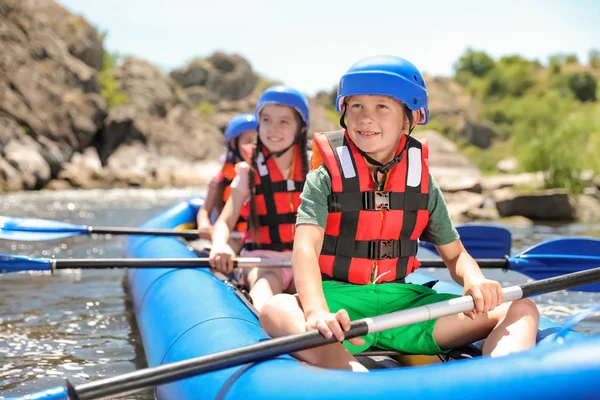 Petits Enfants Kayak Sur Rivière Camp Été — Photo