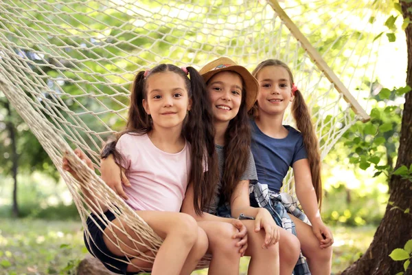 Niñas Hamaca Aire Libre Campamento Verano — Foto de Stock