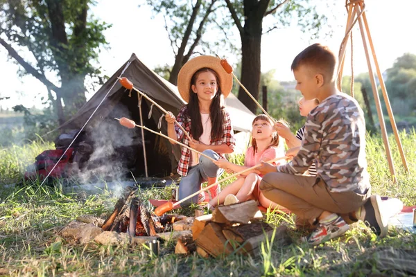 Bambini Piccoli Friggono Salsicce Falò Campo Estivo — Foto Stock