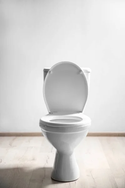 Neue Keramik Toilettenschüssel Der Nähe Der Lichtwand — Stockfoto