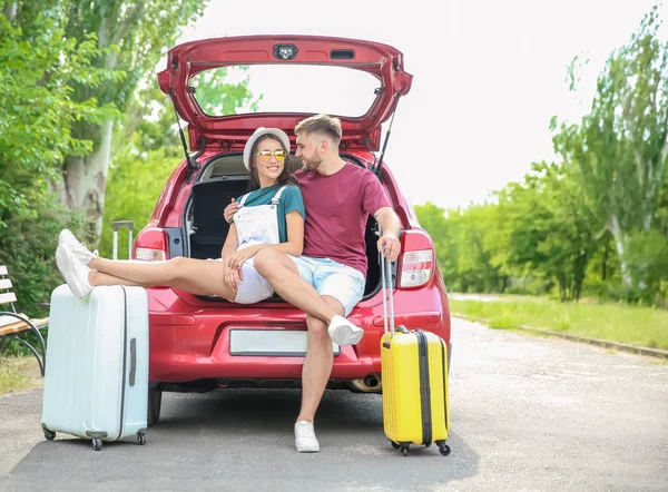 Beau Jeune Couple Avec Valises Emballées Pour Voyage Été Assis — Photo