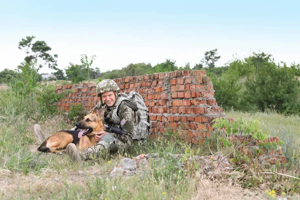 Man Militair Uniform Met Duitse Herdershond Nabij Gebroken Bakstenen Muur — Stockfoto